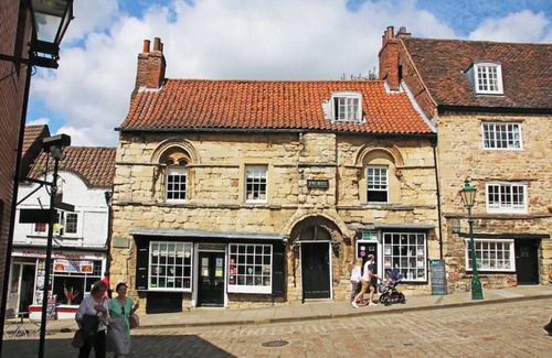 Lincoln Apartment | Pass the Keys | Centrally located studio Flat
