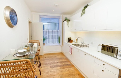 Lincoln House | Pass the Keys Centrally Located Apartment