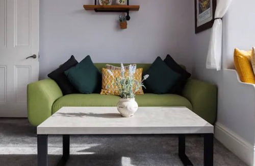 Over Haddon House | Pass the Keys | Charming Picturesque Retreat for 6 & Furry Friend
