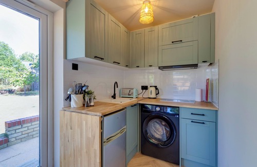 Cambridge Apartment | Pass the Keys | Charming and Central Garden Studio Flat | Free Parking
