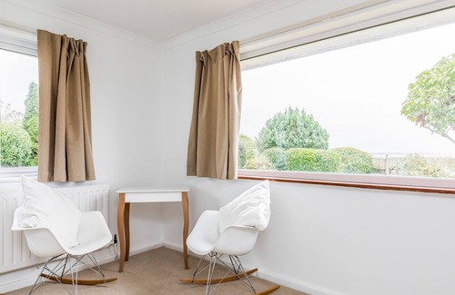 Emsworth House | Pass the Keys | Charming Harbourside Cottage
