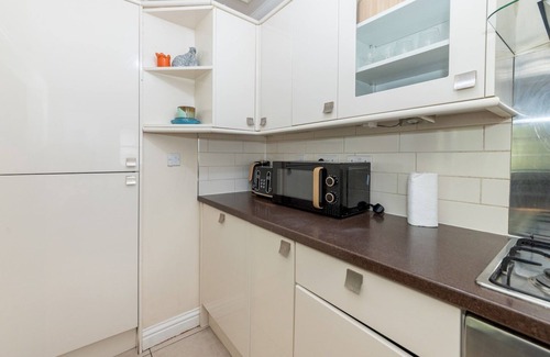 Reading Apartment | Pass the Keys | Charming Victorian Flat Modern Amenities Parking