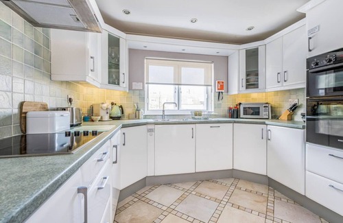 Chichester House | Pass the Keys | City Centre Town House w Parking