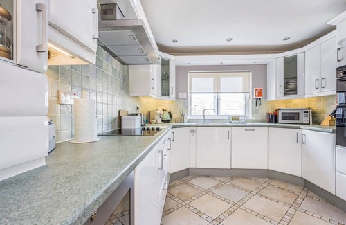Chichester House | Pass the Keys | City Centre Town House w Parking