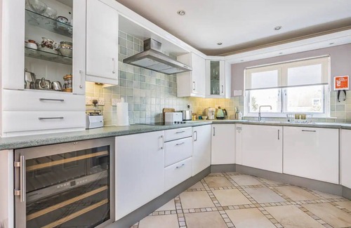 Chichester House | Pass the Keys | City Centre Town House w Parking