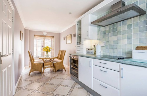 Chichester House | Pass the Keys | City Centre Town House w Parking