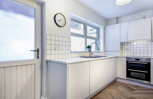Ormeau House | Pass the Keys | Cosy 2BR Home Ormeau Road Lots of Amenities