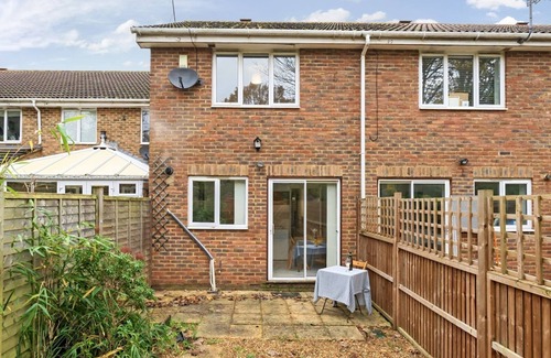 Walton-on-Thames House | Pass the Keys | Cosy 2BR Home in Walton