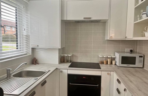 Borehamwood House | Pass the Keys | Cosy One Bedroom House with Parking