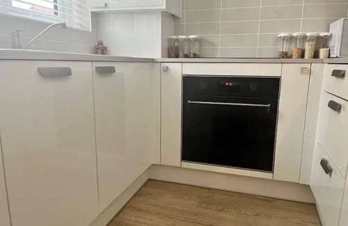 Borehamwood House | Pass the Keys | Cosy One Bedroom House with Parking
