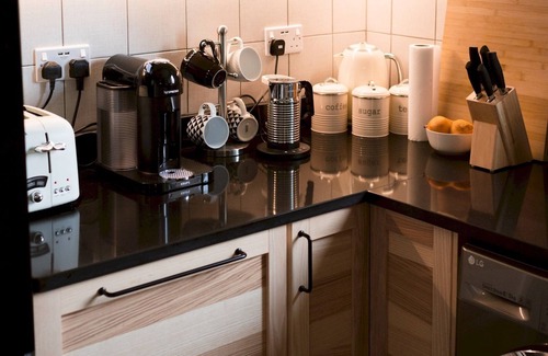 Paisley Apartment | Pass the Keys | Cozy two bed flat near Glasgow Airport & Paisley