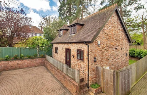 Five Oak Green House | Pass the Keys | Cute cottage in Pembury with parking