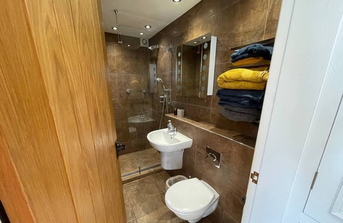 Hathersage Apartment | Pass the Keys | Delightful & Dainty Vibrant Village for 2