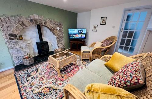 Youlgreave House | Pass the Keys Dene Cottage - Perfect for 8 & Pets in Youlgrave