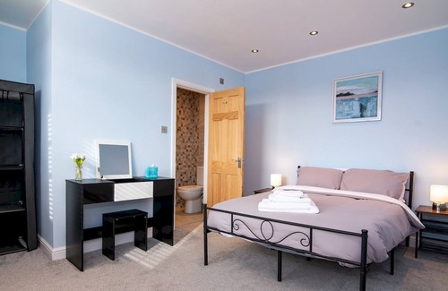 Ombersley House | Pass the Keys | Elegant Georgian Home in Picture Perfect Village