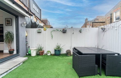 Earlsfield House | Pass the Keys | Elegant Family Home with Garden in Earlsfield