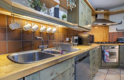 Queens Quarter House | Pass the Keys | Fab Townhouse Near Queens with Huge TV & Recliners