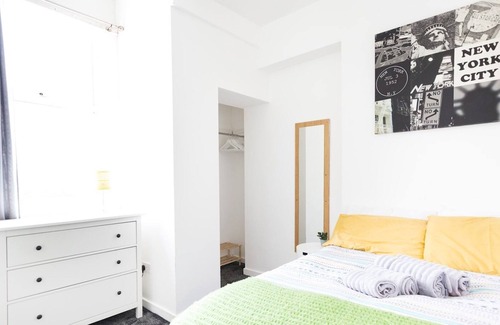 Chorlton-cum-Hardy Apartment | Pass the Keys | Flat in trendy Chorlton Sleeps 2