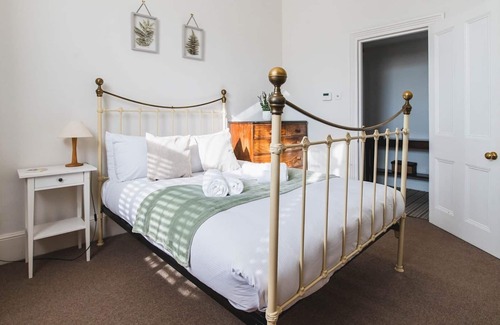 Earlsfield Apartment | Pass the Keys | Garden Earlsfield Gem