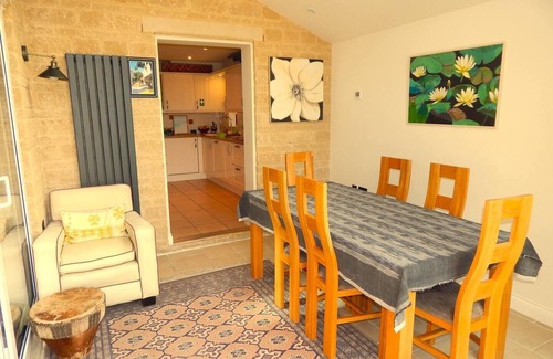 Chipping Norton House | Pass the Keys | Cosy Bliss Lodge 5 min walk to Chipping Norton
