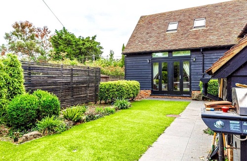 Hemel Hempstead House | Pass the Keys | The Chilterns Cruck Barn