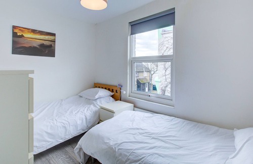 Southend-on-Sea Apartment | Pass the Keys | City beach flat next to the sea sleeps up to 8