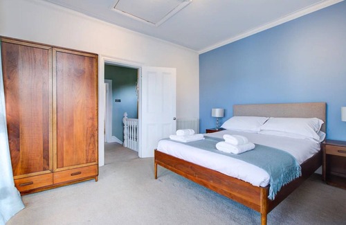 Leigh-on-Sea House | Pass the Keys | Large house Leigh Sea views