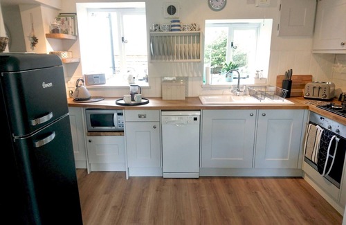 Stow-on-the-Wold House | Pass the Keys | The Pippins a Cotswold cottage and garden parking