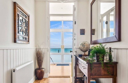 Herne Bay Apartment | Pass the Keys | Jarrahdale Beach House - Stunning Luxurious Holiday Pad by the sea