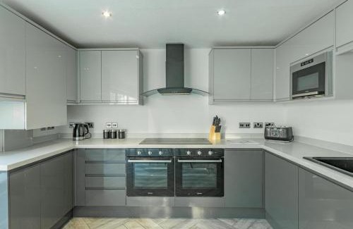 Basildon House | Pass the Keys Large 4 Bedroom Home Stunning views Contractor