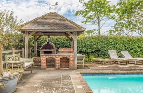 Sidlesham House | Pass the Keys | Large Converted Barn With Pool, Gym and Gardens