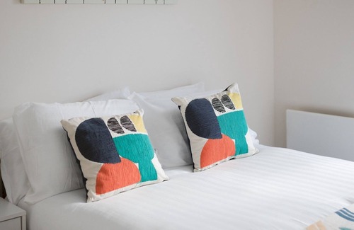 North West Apartment | Pass the Keys | Lovely 2-bed Glasgow Harbour with Parking and Views