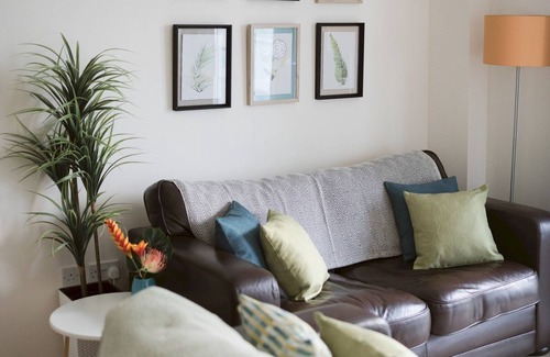 North West Apartment | Pass the Keys | Lovely 2-bed Glasgow Harbour with Parking and Views
