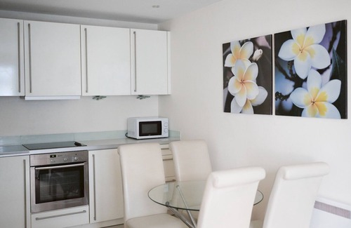 North West Apartment | Pass the Keys | Lovely 2-bed Glasgow Harbour with Parking and Views