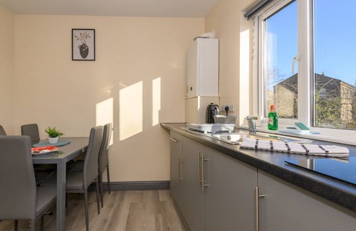 Leeds Apartment | Pass the Keys Lower Wortley 3 - Couples Haven with a Shared Kitchen