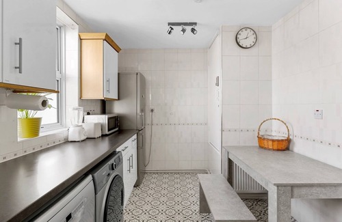 Clapton House | Pass the Keys | Lux Garden House in Millfield ParkVilla, Clapton