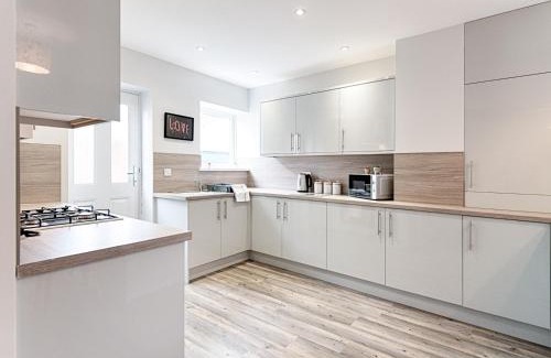 Uplands House | Pass the Keys Luxury Bright Spacious Family Home - Near Beaches