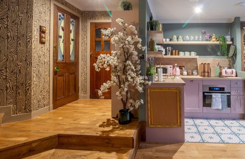 Kelvinbridge House | Pass the Keys | Magical Mews Hideaway: Quirky Cottage Experience