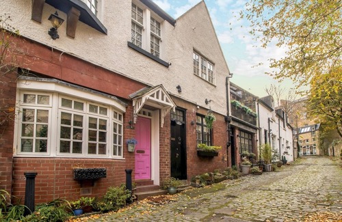 Kelvinbridge House | Pass the Keys | Magical Mews Hideaway: Quirky Cottage Experience