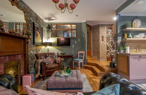 Kelvinbridge House | Pass the Keys | Magical Mews Hideaway: Quirky Cottage Experience