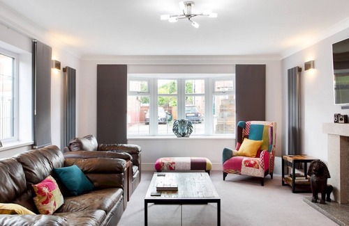 Arnold House | Pass the Keys | Modern 2 Bed Property with Free Parking