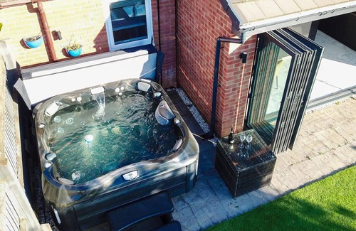 Quedgeley Apartment | Pass the Keys | Modern spacious home | Hot Tub | Garden | Parking
