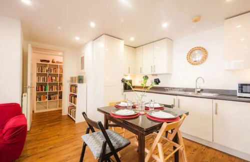 Dalston Apartment | Pass The Keys | Modern 2-Bed Apartment with Private Balcony, Near Dalston Junction Station - Ideal Urban Retreat!
