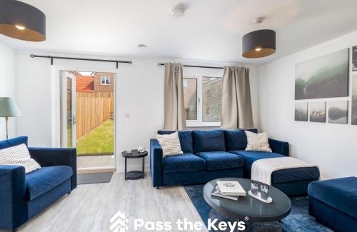 Ascot House | Pass the Keys Modern Townhouse with Garden and Parking in Ascot