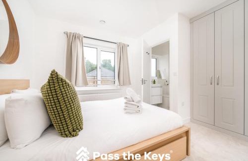 Ascot House | Pass the Keys Modern Townhouse with Garden and Parking in Ascot