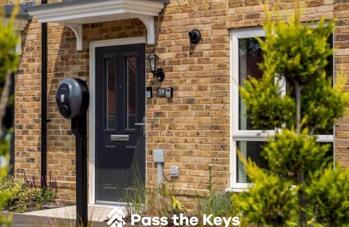 Ascot House | Pass the Keys Modern Townhouse with Garden and Parking in Ascot