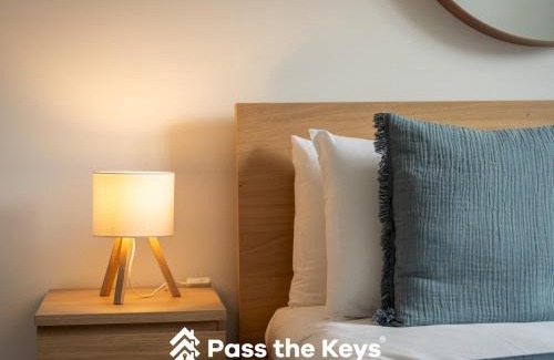 Ascot House | Pass the Keys Modern Townhouse with Garden and Parking in Ascot