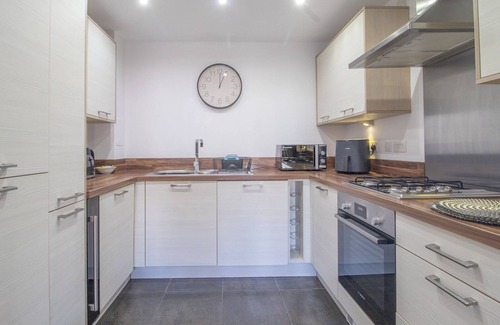 Renfrew Apartment | Pass the Keys | Next to Braehead - Free Parking