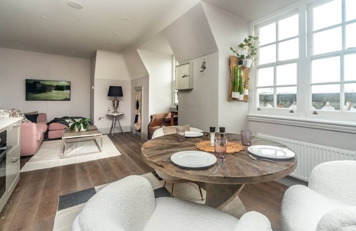 Twickenham Riverside Apartment | Pass the Keys | Opulent 2BR Flat Near The Thames