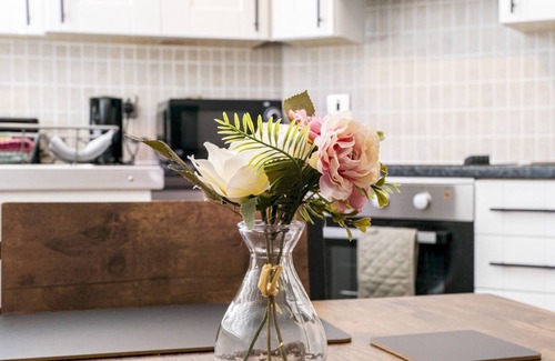 Queens Quarter Apartment | Pass the Keys | Queens Uni Cafes and Bars Next to City Centre